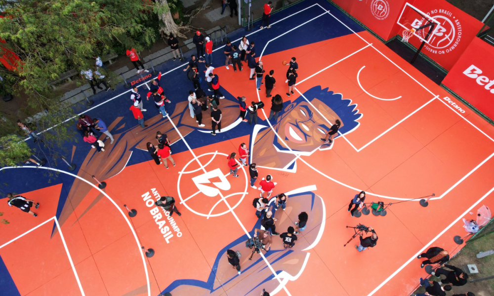 giannis-antetokounmpo,-betano’s-global-ambassador,-inaugurates-basketball-court-in-brazil